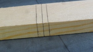Tegn tre vinklet streger med 5 mm. mellem hver streg