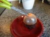 Lav dine egne chokoladeskåle til desserten - Når bunden er tyk nok klippes ballonen