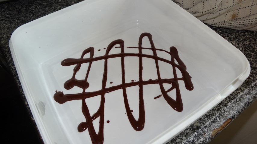 Tegn et stribet mynster med den smeltede chokolade